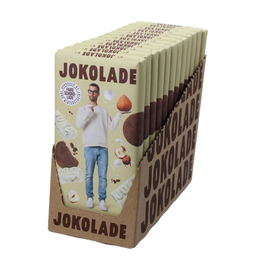 Produktumverpackung: 12 Tafeln JOKOLADE beige mit Joko vorne drauf in einer halboffenen Kartonverpackung mit JOKOLADE Aufdruck