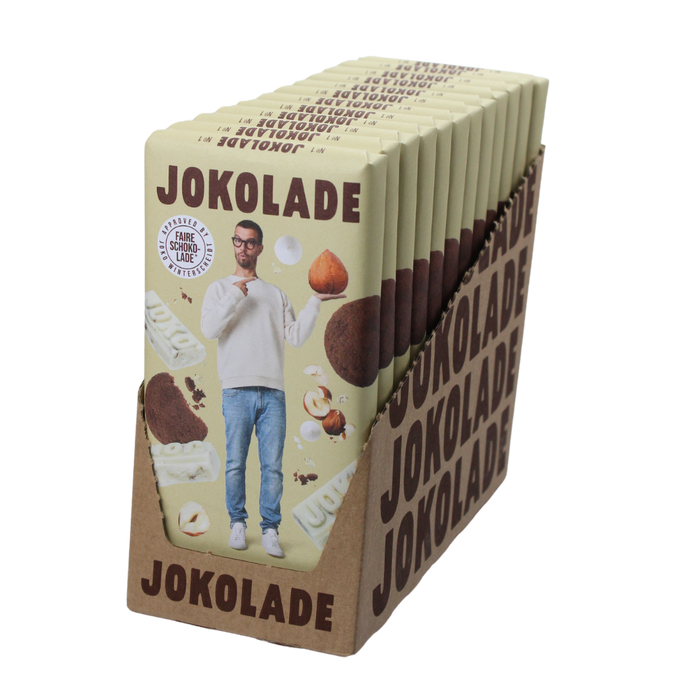 Produktumverpackung: 12 Tafeln JOKOLADE beige mit Joko vorne drauf in einer halboffenen Kartonverpackung mit JOKOLADE Aufdruck