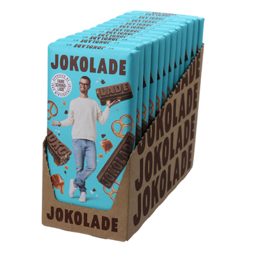 Produktumverpackung: 12 Tafeln JOKOLADE türkis mit Joko vorne drauf in einer halboffenen Kartonverpackung mit JOKOLADE Aufdruck