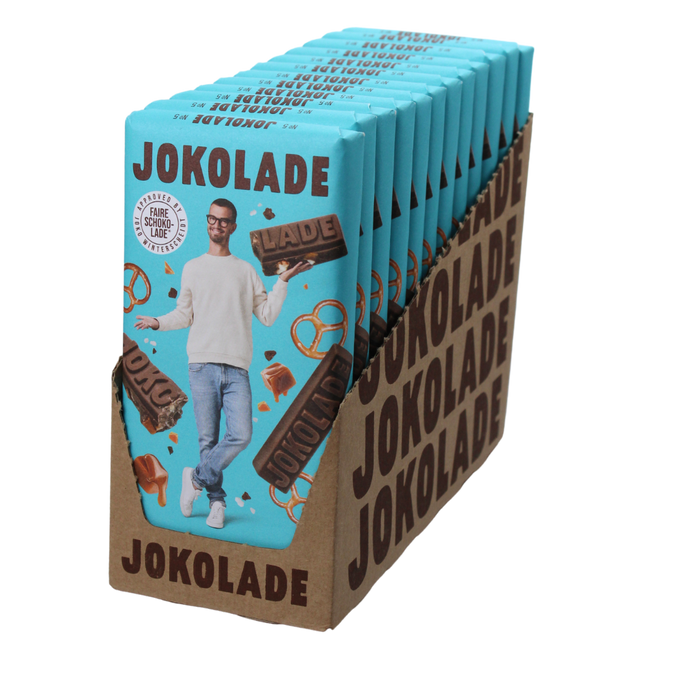 Produktumverpackung: 12 Tafeln JOKOLADE türkis mit Joko vorne drauf in einer halboffenen Kartonverpackung mit JOKOLADE Aufdruck
