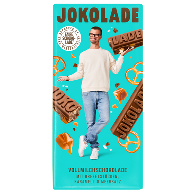 Produktverpackung (türkis): JOKOLADE Vollmilchschokolade mit Brezelstücken, Karamell & Meersalz. Joko Winterscheidt steht in der Mitte. Die Zutaten sind im Hintergrund zu sehen. Button: Approved by Joko Winterscheidt (Faire Schokolade)