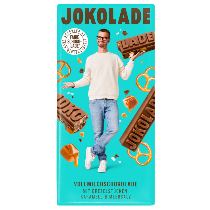 Produktverpackung (türkis): JOKOLADE Vollmilchschokolade mit Brezelstücken, Karamell & Meersalz. Joko Winterscheidt steht in der Mitte. Die Zutaten sind im Hintergrund zu sehen. Button: Approved by Joko Winterscheidt (Faire Schokolade)